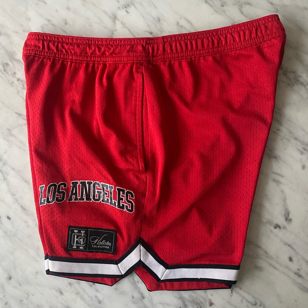 HOLLISTER Men’s Basketball 5” Short Size Small.